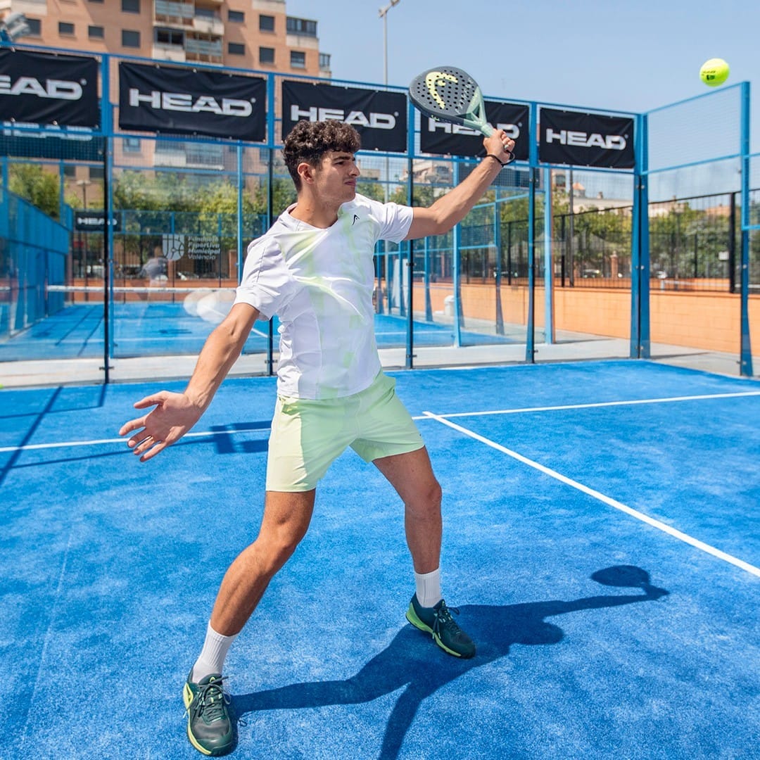 Arturo Coello playing with the HEAD Extreme Pro padel racket