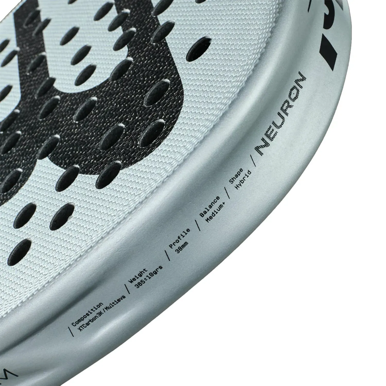The hybrid shape of the Bullpadel Neuron 25 padel racket allows for versatility